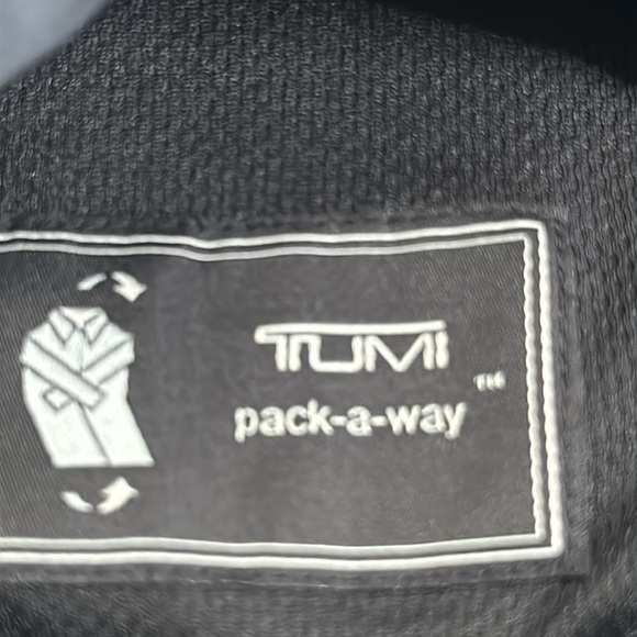 TUMI navy blue packable rain jacket size XlArge - Picture 10 of 15